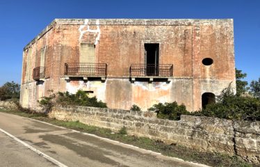 CASA COLONICA CON AMPIO TERRENO DI PROPRIETA’ – Squinzano (Le), Strada Provinciale 95