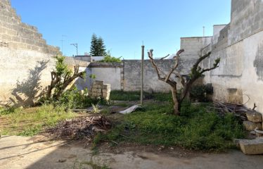 ABITAZIONE CON VOLTE A STELLA ED AMPIO GIARDINO – Squinzano (Le), Via Paticchio
