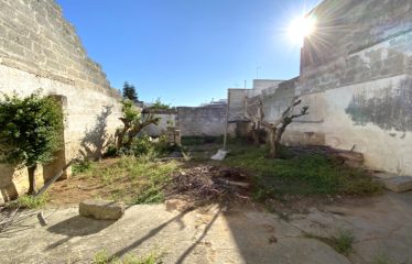 ABITAZIONE CON VOLTE A STELLA ED AMPIO GIARDINO – Squinzano (Le), Via Paticchio