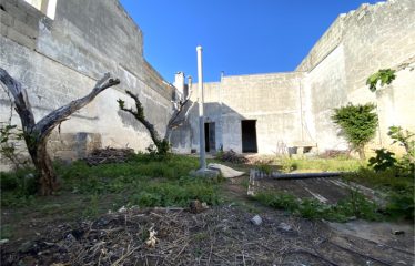 ABITAZIONE CON VOLTE A STELLA ED AMPIO GIARDINO – Squinzano (Le), Via Paticchio