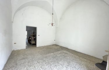 LOCALE COMMERCIALE / UFFICI – Squinzano (Le), Via V. Veneto