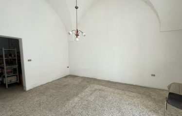 LOCALE COMMERCIALE / UFFICI – Squinzano (Le), Via V. Veneto