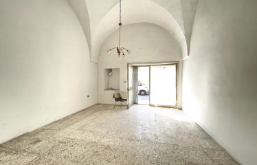 LOCALE COMMERCIALE / UFFICI – Squinzano (Le), Via V. Veneto