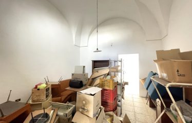 LOCALE COMMERCIALE / UFFICI – Squinzano (Le), Via V. Veneto