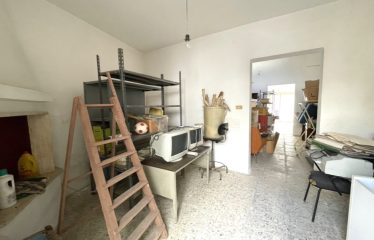LOCALE COMMERCIALE / UFFICI – Squinzano (Le), Via V. Veneto