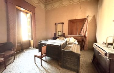 VILLA STORICA CON AMPIO GIARDINO ED AMPIA METRATURA – Squinzano (Le), Via Gianfilippe