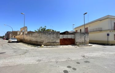 TERRENO EDIFICABILE RECINTATO IN CENTRO – Squinzano (Le), Via G. Mazzini ang. Via S. Giovanni
