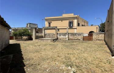 TERRENO EDIFICABILE RECINTATO IN CENTRO – Squinzano (Le), Via G. Mazzini ang. Via S. Giovanni