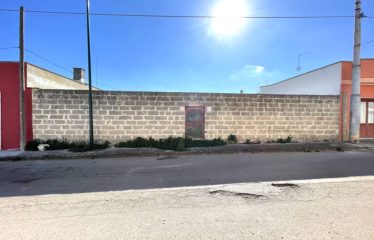 TERRENO EDIFICABILE RECINTATO CON AFFACCIO SU DUE STRADE &ndash; Squinzano (Le), via Copernico