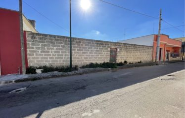 TERRENO EDIFICABILE RECINTATO CON AFFACCIO SU DUE STRADE &ndash; Squinzano (Le), via Copernico
