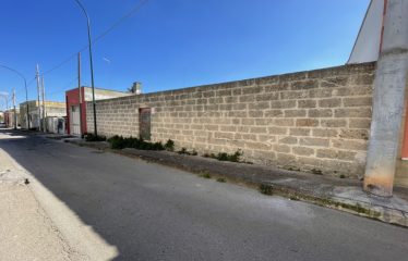 TERRENO EDIFICABILE RECINTATO CON AFFACCIO SU DUE STRADE &ndash; Squinzano (Le), via Copernico