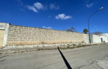 TERRENO EDIFICABILE RECINTATO CON AFFACCIO SU DUE STRADE &ndash; Squinzano (Le), via Copernico