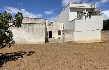 TRILOCALE CON AMPIO TERRENO EDIFICABILE – Squinzano (Le), Via Campi
