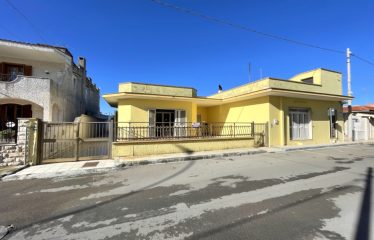 VILLA CON GIARDINO E GARAGE – Squinzano (Le), Via Kennedy