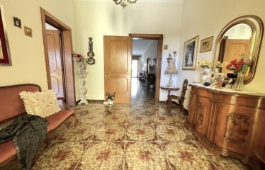 VILLA CON GIARDINO E GARAGE – Squinzano (Le), Via Kennedy