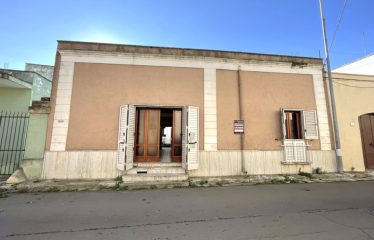 ABITAZIONE INDIPENDENTE CON POTENZIALITA&rsquo; COMMERCIALI &ndash; Squinzano (Le), Via Dante
