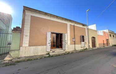 ABITAZIONE INDIPENDENTE CON POTENZIALITA&rsquo; COMMERCIALI &ndash; Squinzano (Le), Via Dante