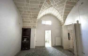ABITAZIONE INDIPENDENTE CON POTENZIALITA&rsquo; COMMERCIALI &ndash; Squinzano (Le), Via Dante