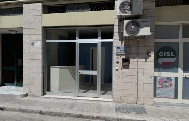LOCALE COMMERCIALE/UFFICIO – Squinzano (Le), P.zza della Vittoria