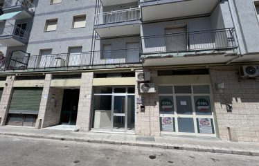 LOCALE COMMERCIALE/UFFICIO – Squinzano (Le), P.zza della Vittoria