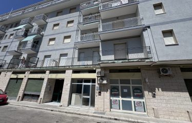 LOCALE COMMERCIALE/UFFICIO – Squinzano (Le), P.zza della Vittoria
