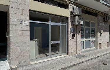 LOCALE COMMERCIALE/UFFICIO – Squinzano (Le), P.zza della Vittoria