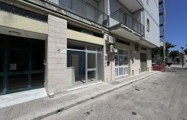 LOCALE COMMERCIALE/UFFICIO – Squinzano (Le), P.zza della Vittoria