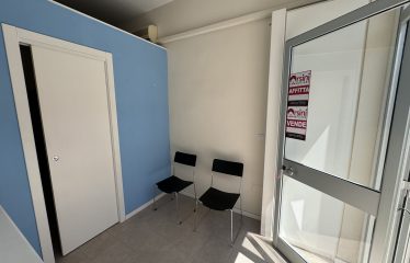 LOCALE COMMERCIALE/UFFICIO – Squinzano (Le), P.zza della Vittoria