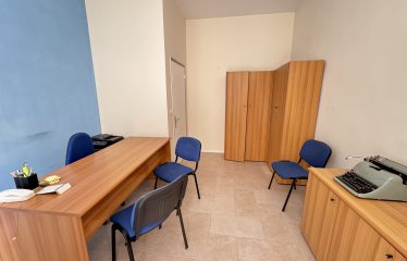 LOCALE COMMERCIALE/UFFICIO – Squinzano (Le), P.zza della Vittoria