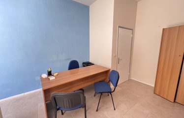 LOCALE COMMERCIALE/UFFICIO – Squinzano (Le), P.zza della Vittoria