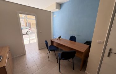 LOCALE COMMERCIALE/UFFICIO – Squinzano (Le), P.zza della Vittoria