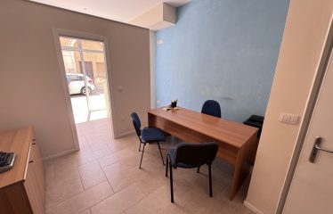 LOCALE COMMERCIALE/UFFICIO – Squinzano (Le), P.zza della Vittoria