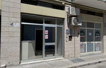 LOCALE COMMERCIALE/UFFICIO – Squinzano (Le), P.zza della Vittoria