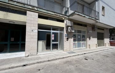 LOCALE COMMERCIALE/UFFICIO – Squinzano (Le), P.zza della Vittoria