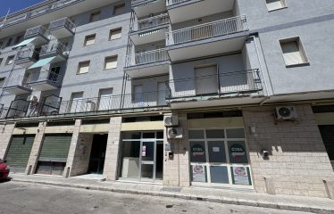 LOCALE COMMERCIALE/UFFICIO – Squinzano (Le), P.zza della Vittoria