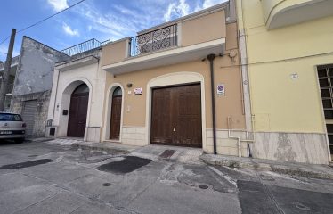 ABITAZIONE INDIPENDENTE CON GARAGE – Trepuzzi (Le), via Grazia Deledda, 26