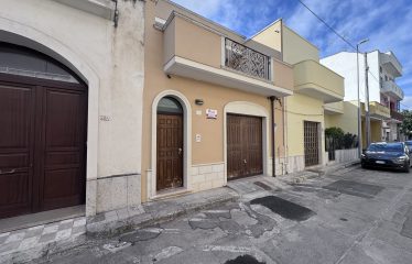 ABITAZIONE INDIPENDENTE CON GARAGE – Trepuzzi (Le), via Grazia Deledda, 26