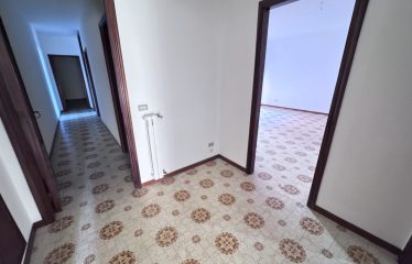 Appartamento 1° Piano, Squinzano (Le), via Moretto, 13