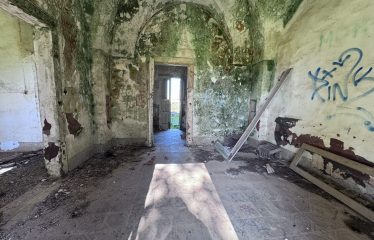 CASOLARE CON AMPIO TERRENO &ndash; Squinzano(Le), Via S. Elia