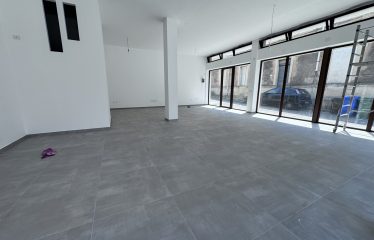Locale commerciale ad angolo – Squinzano (Le), via V. Veneto