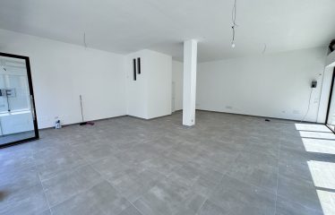 Locale commerciale ad angolo – Squinzano (Le), via V. Veneto