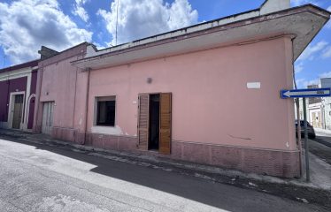 CASA INDIPENDENTE CON GARAGE – Squinzano (Le), via E. Toti